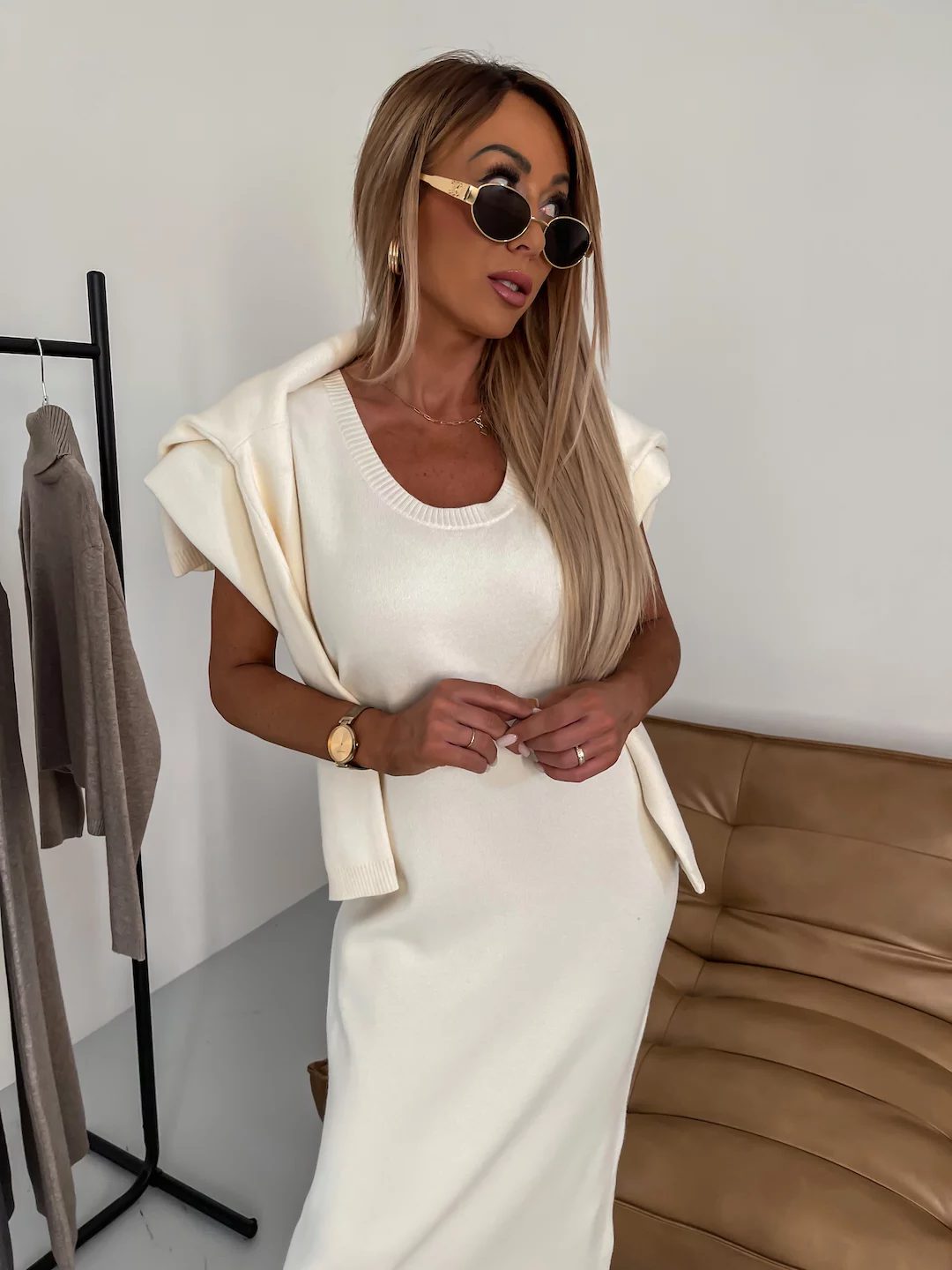 Damen Midikleid mit Rollkragen und Kurzen Ärmeln - View 3