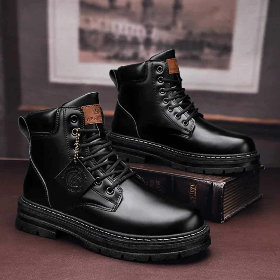 Herren Schnürstiefel mit Profilsohle und Hohem Schaft - Schwarz