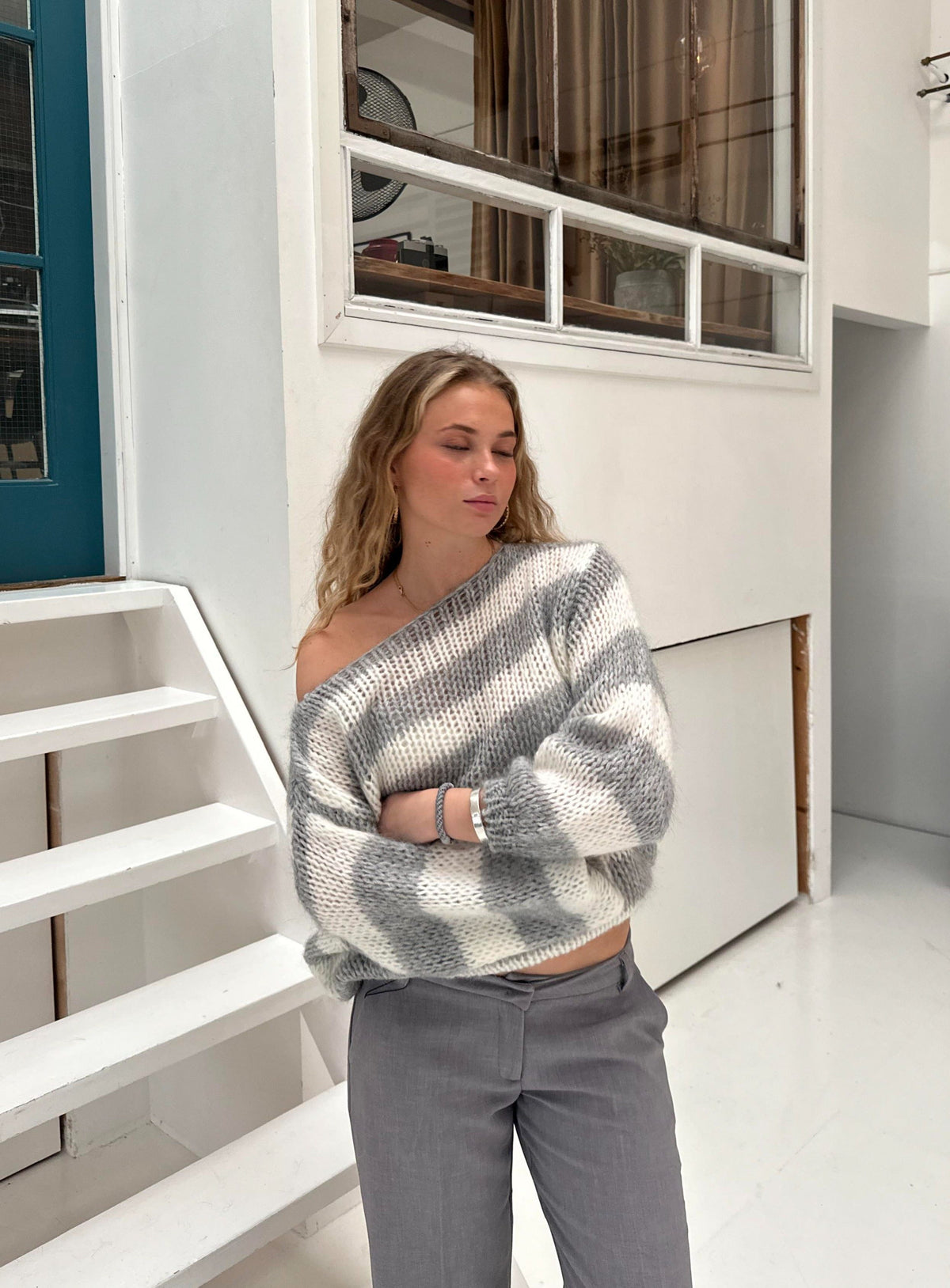 Damen Oversize Gestreifter Strickpullover mit Rundhals - Grau